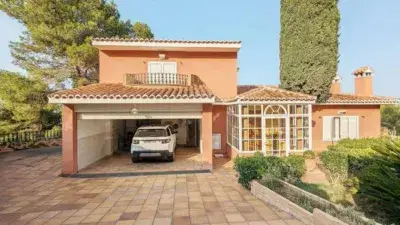Chalet de Lujo en Chiva Valencia con Vistas al Valle