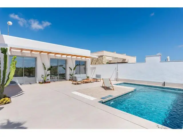 Villa en Venta Benijofar Moderna con Piscina Privada