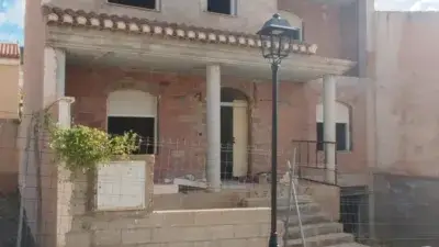 Chalet en venta Calle Hostal: Gran oportunidad para terminar