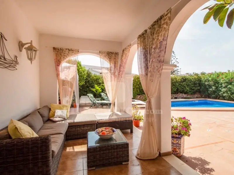Chalet en Cala Blanca con Piscina y Jardin Privado