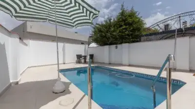 Chalet en venta en Ogijares con piscina y placas solares