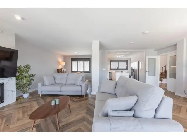 Casa en El Puntal Padules con Piscina y Acabados de Lujo