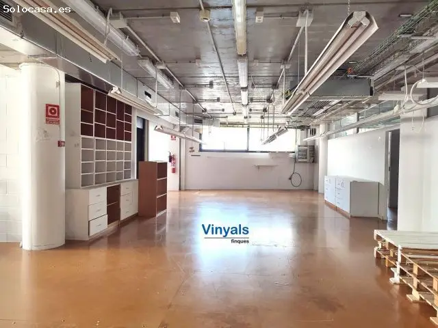 Nave Industrial 1135m2 con Montacargas y Muelle de Carga