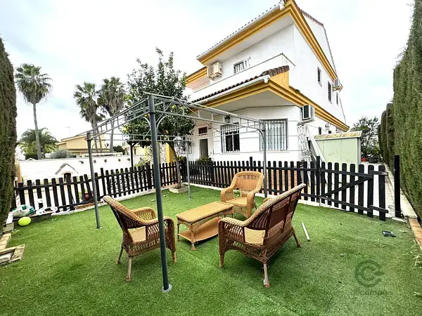 Chalet Independiente en Nuevo Portil 5 Dormitorios 3 Baños Piscina Privada