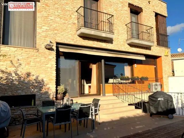 Casa Encantadora en la Montaña: 3 Dormitorios, Garaje Doble y Terraza