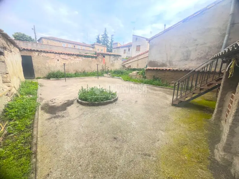 Edificio con Local Comercial y Vivienda en Torrelaguna