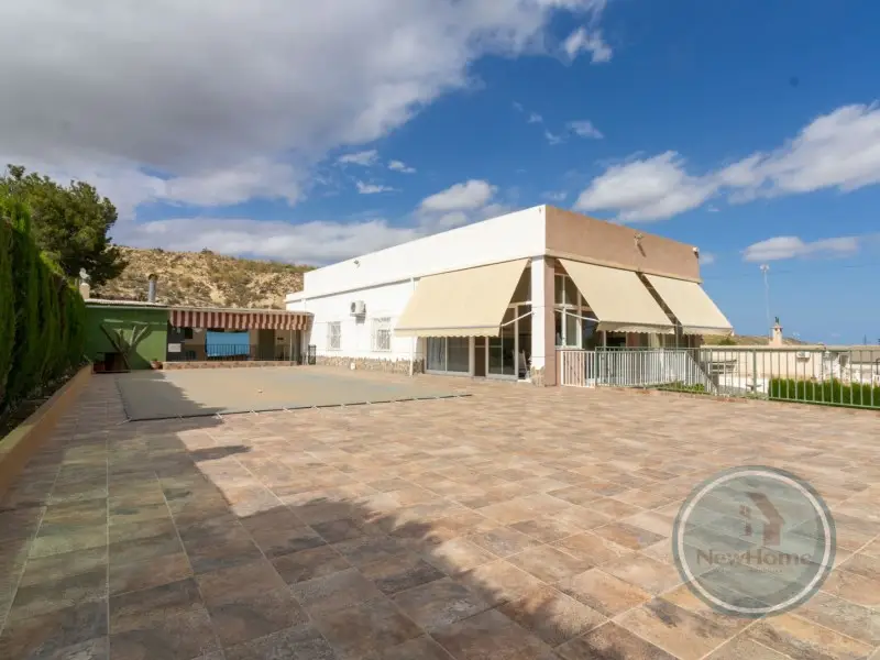 Chalet en Jubalcoy con Garaje y Piscina