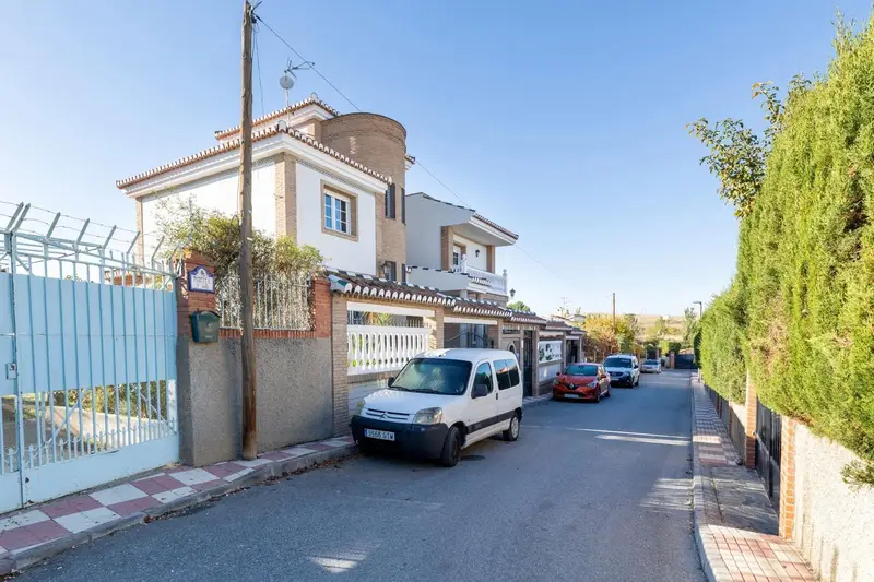 Chalet Independiente de Lujo en Otura con Piscina y Chiringuito