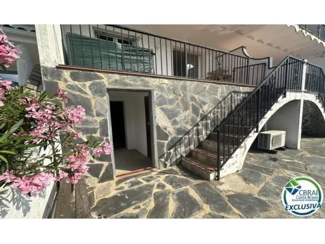 Apartamento Reformado con Amarre Privado en Empuriabrava
