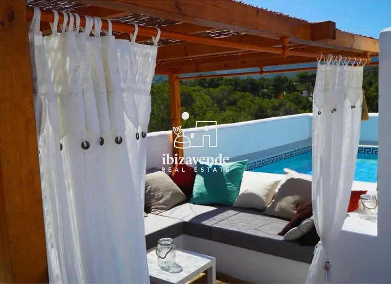 Apartamento en Cala Tarida con Vistas al Mar y Jacuzzi