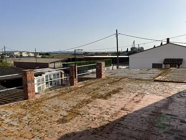 Casa con Local y Parcelas en Vilamacolum