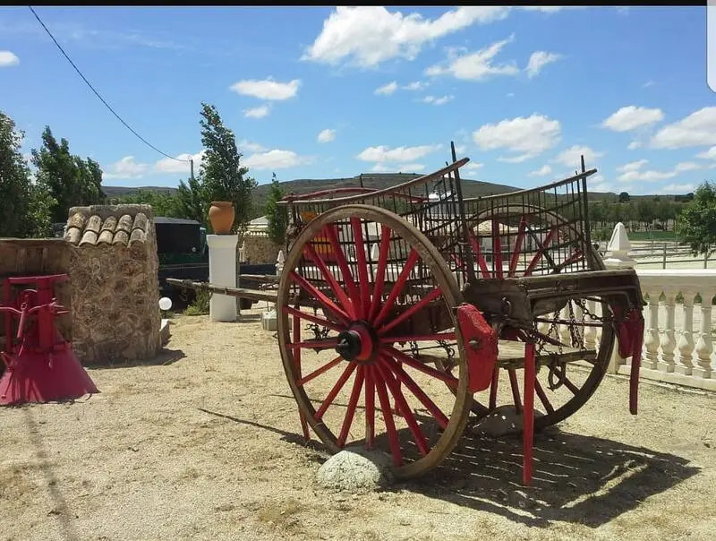 Gran complejo de establos en venta en Yecla