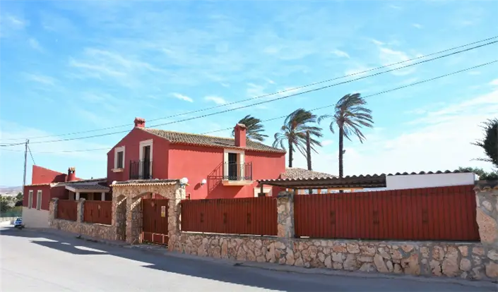 Finca de Lujo 5 Dormitorios Piscina y Bodega en Venta