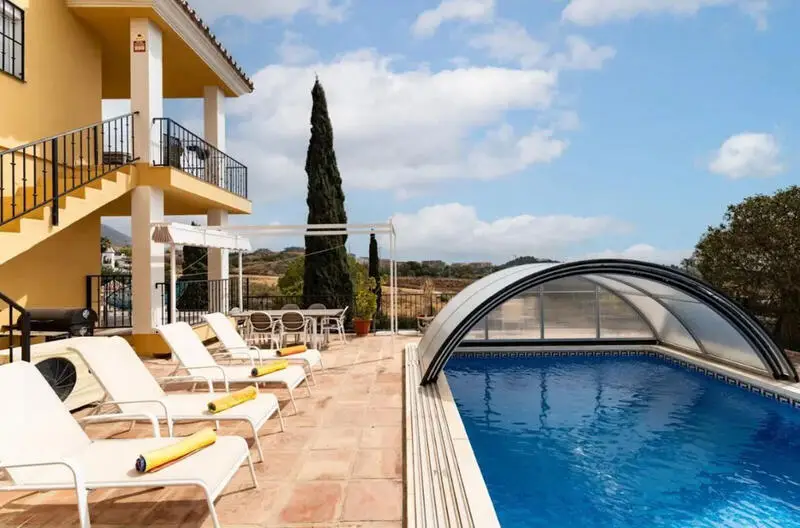 Villa de Lujo en Mijas Costa con Vistas al Mar y Piscina Climatizada