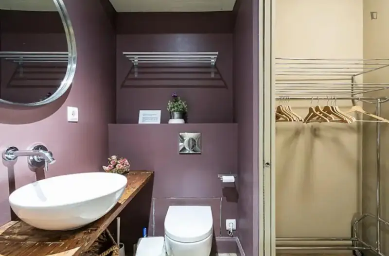 Estudio con Balcón Privado Diseño Elegante y Rústico