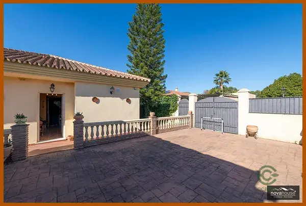 Chalet Pareado en Pizarra con Piscina Privada