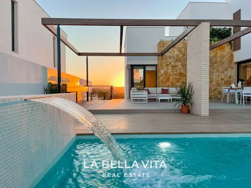 Villa de Lujo en Campoamor con Vistas Panorámicas y Piscina Privada