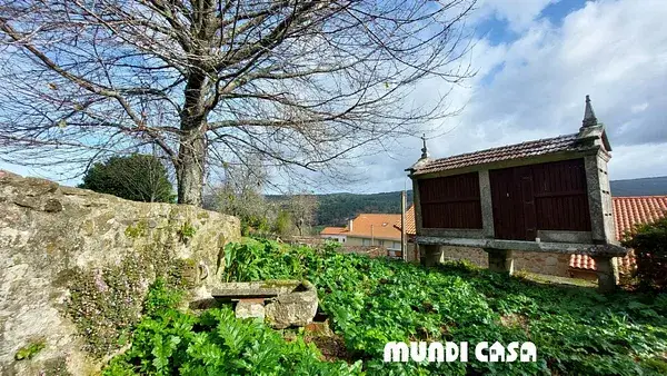 Casa Rural en Lousame para Restaurar con Finca de 900m2