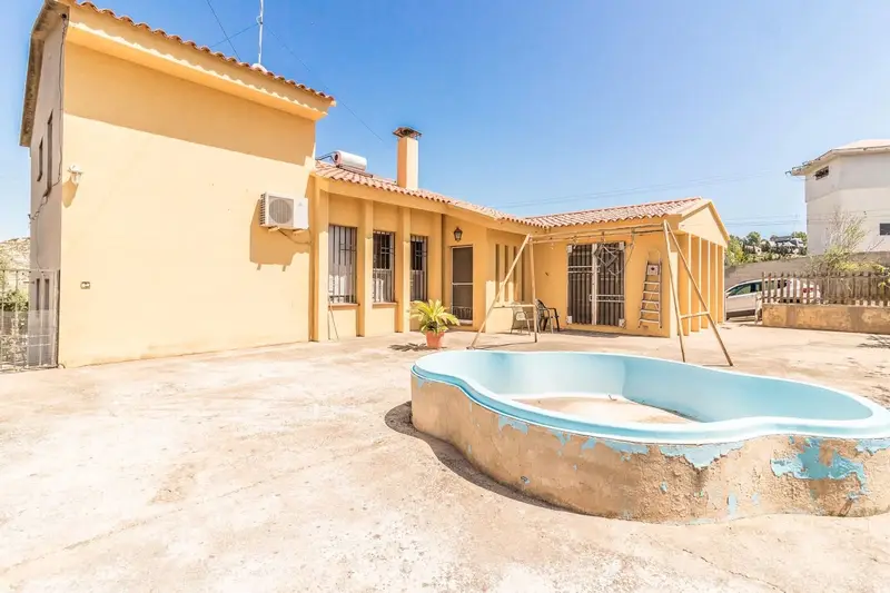 Chalet en Venta Los Lagos Alginet con Piscina y Pistas Deportivas