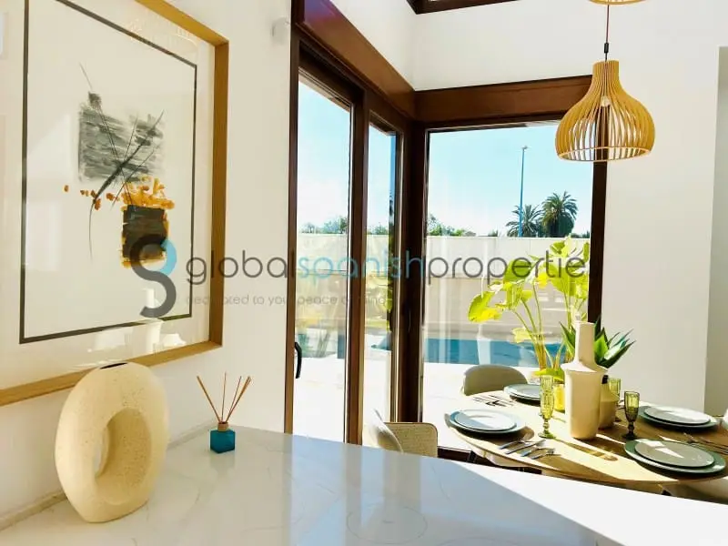 Chalet en Venta en Vera Playa: Villas de Lujo con Vistas al Mar