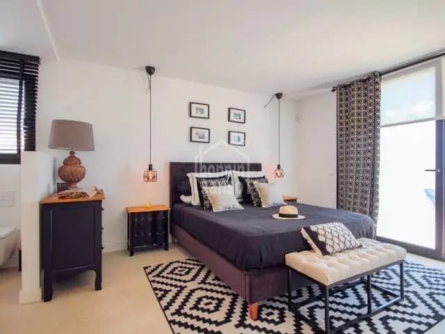 Chalet en Cala'n Blanes con Vistas al Mar y Piscina Privada