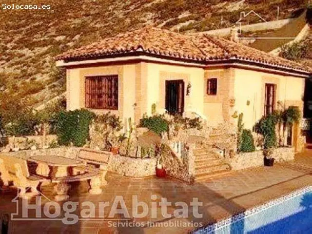 Chalet con Piscina Garaje y 2 Terrazas en Berja