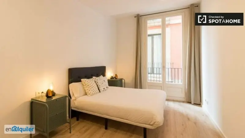 Apartamento de 3 dormitorios en alquiler en El Raval, Barcelona.