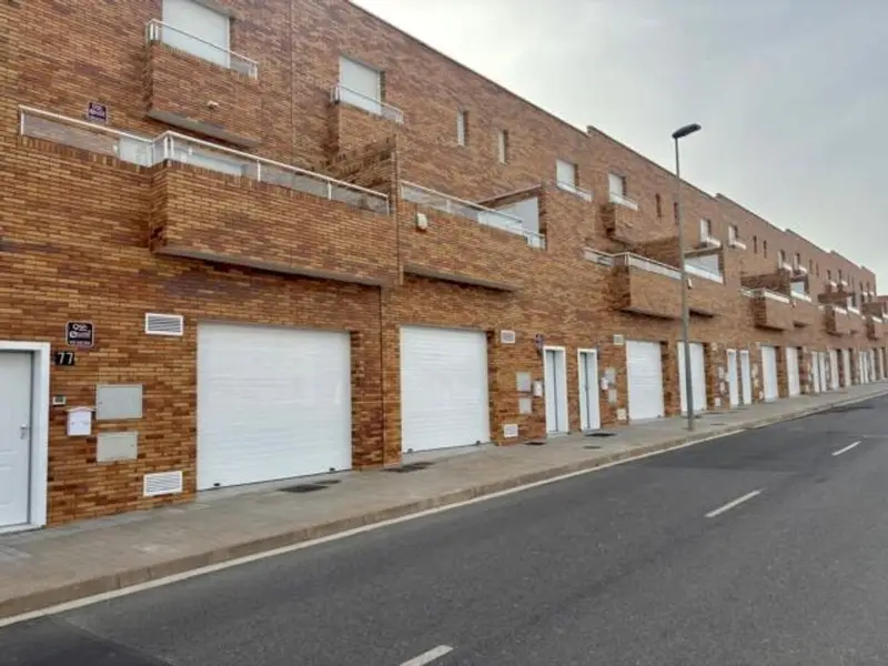 Chalet en Venta en Almería  Gran Local 3 Dormitorios 2 Baños