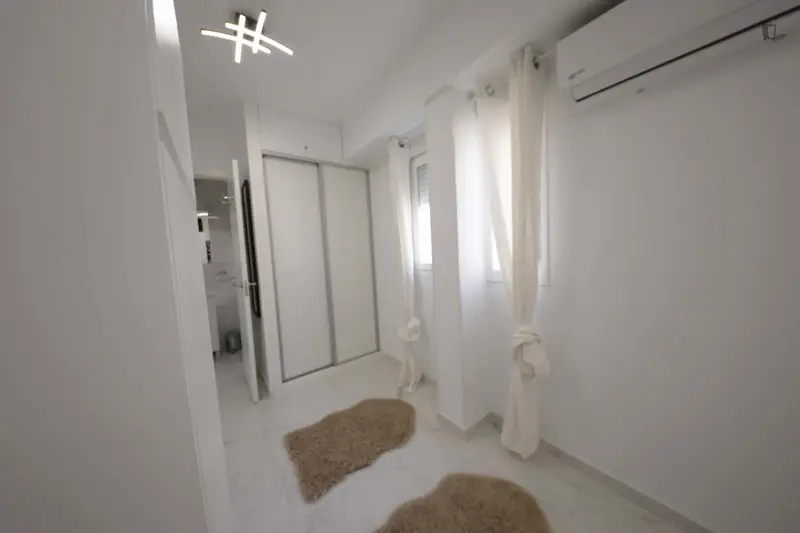 Habitacion Doble con Baño Privado en Piso Compartido