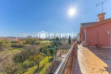 Casa familiar en La Bisbal d Emporda con garaje, terraza y zona de juegos