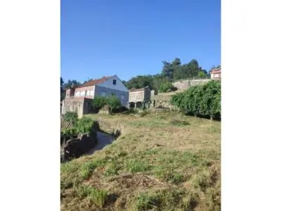 Casa para reformar con terreno y hórreo en Bora