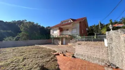 Casa en venta en Poio 7 habitaciones 3 banos cerca de la playa
