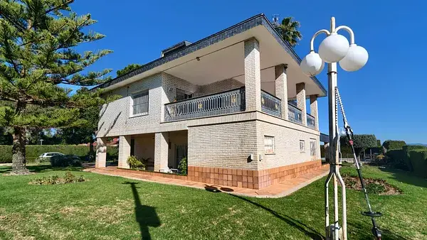 Chalet con Piscina en Chiva 4 Dormitorios 4 Banos