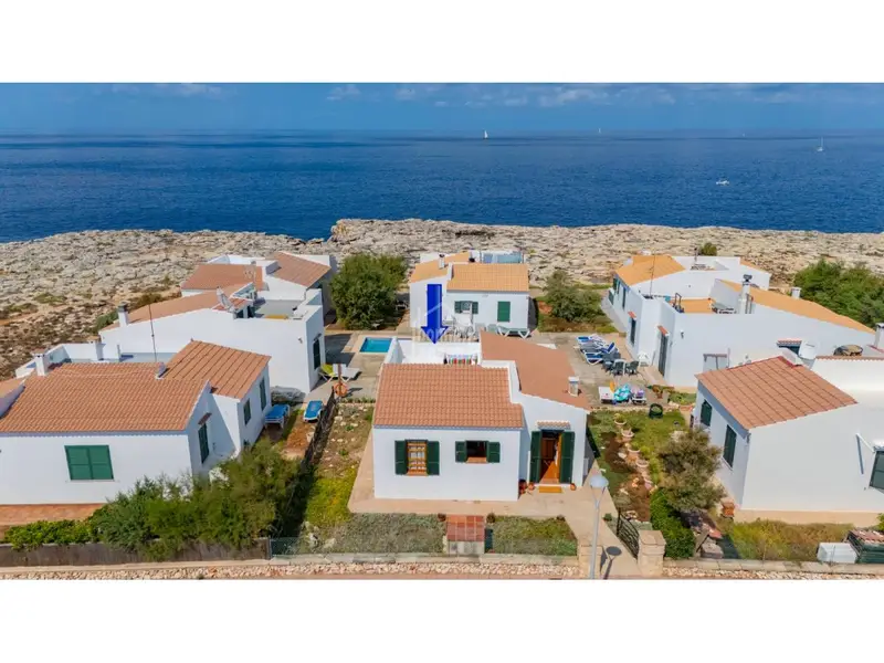 Chalet con piscina comunitaria en segunda línea de mar en Cala Blanca, Ciutadella, Menorca