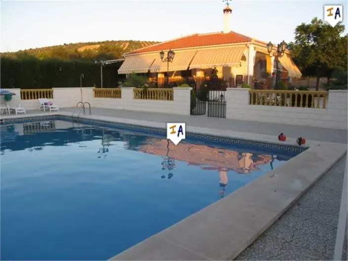Casa 5 Dormitorios en Lucena Chalet con Piscina