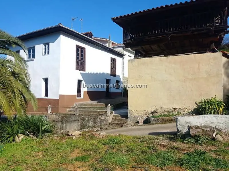 Chalet en Venta en Pravia con Hórreo y Terreno