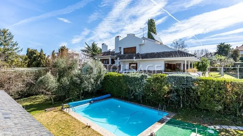 Chalet en Majadahonda con Piscina y Gran Parcela