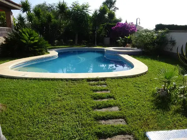 Chalet con Piscina y Gran Terreno en Madrigal