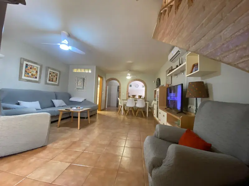 Magnífica casa adosada en Torrevieja con 3 dormitorios y 2 baños.