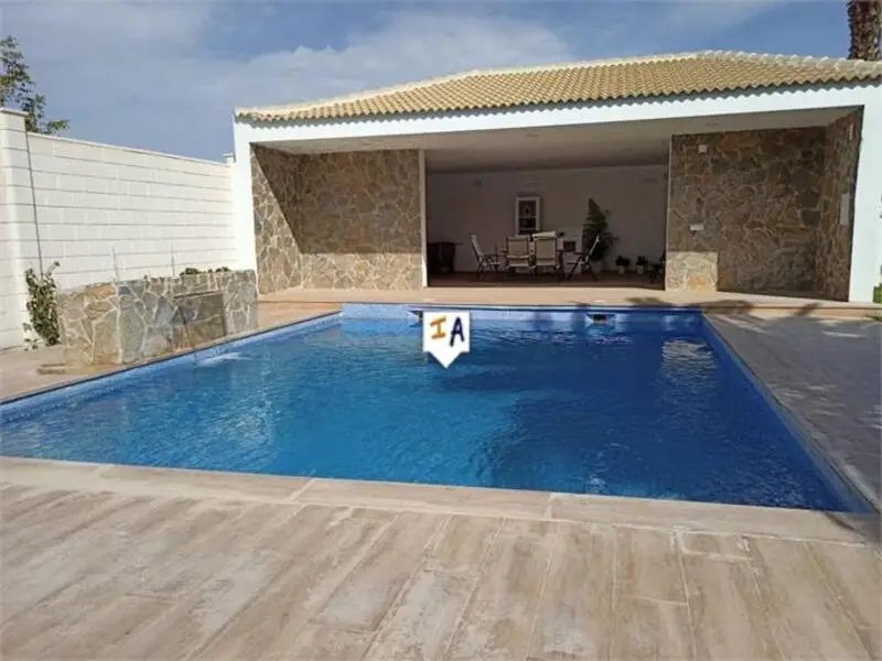 Chalet con Piscina y Amplia Parcela en Cabra