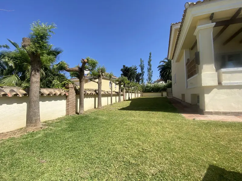 Casa-Villa de 5 Dormitorios alquiler Elviria, España