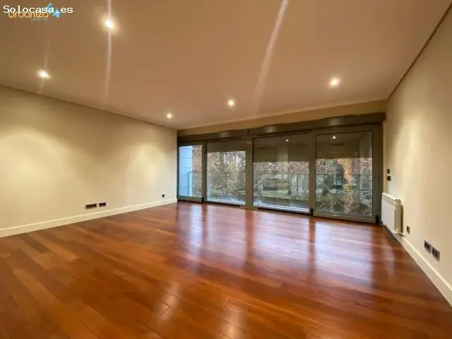 Vivienda en Centro de Badajoz: 3 Dormitorios, Patio y Garaje