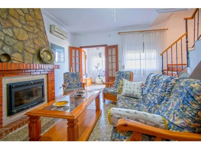 Chalet en venta en Gordillo Sevilla 5 habitaciones 2 cocinas