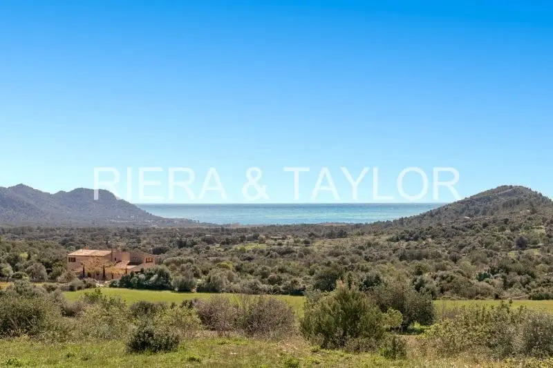 Finca en Artà Mallorca con Vistas al Mar y la Montaña