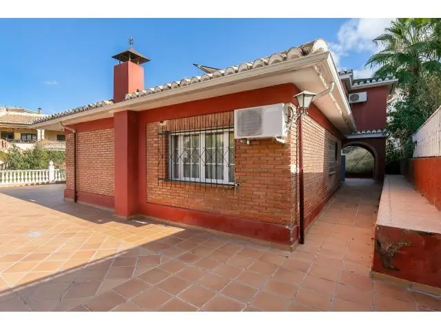 Chalet Independiente en Huetor Vega con 5 Dormitorios y Terraza