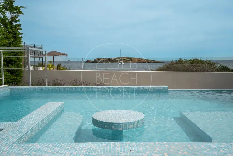 Villa de Lujo en Ibiza con Vistas al Mar y Acceso Directo a la Playa