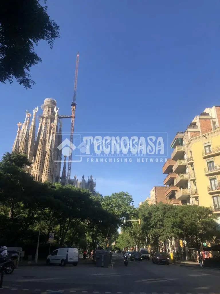 Edificio con Local y Vivienda en Venta en Eixample