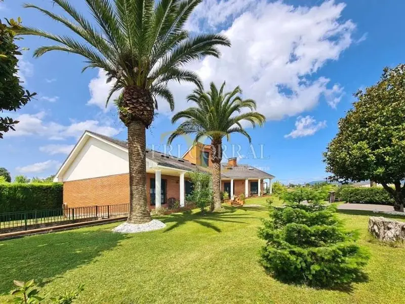 Chalet en Venta en Oviedo Asturias 566m2 Parcela 3000m2 Piscina