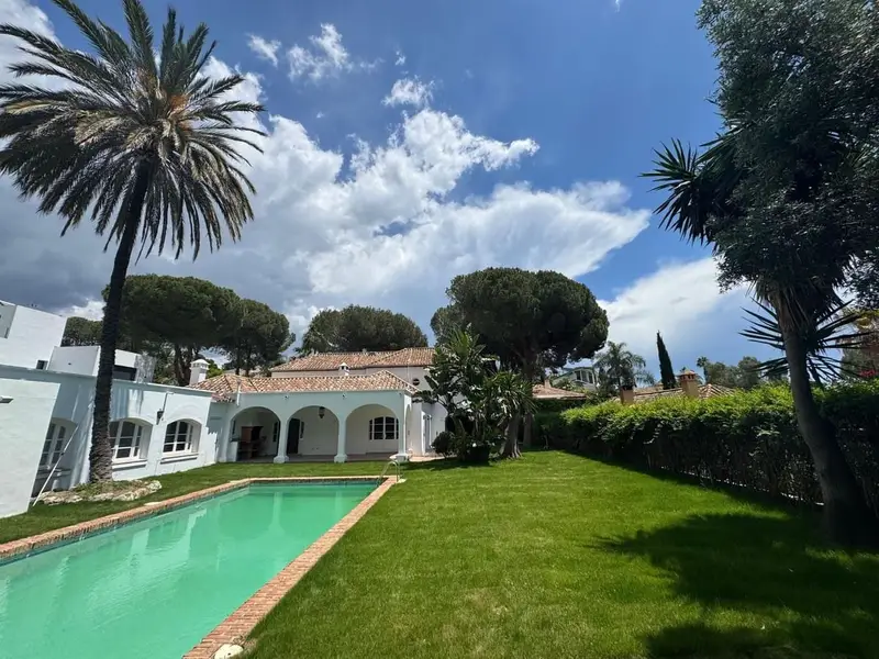 Villa en Venta El Paraiso Medio Estepona Gran Potencial de Reforma