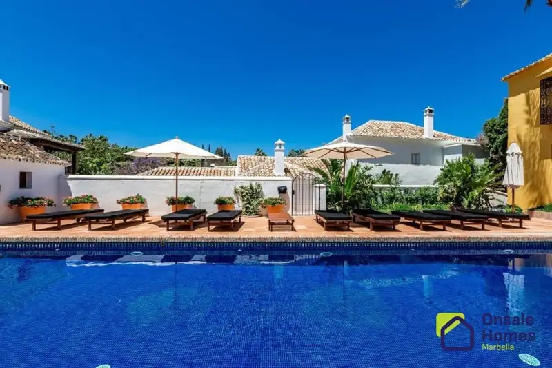 Casa en Lomas de Marbella Club Pueblo: Elegancia Andaluza Moderna